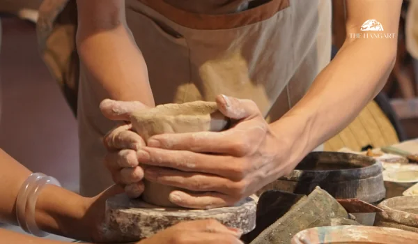 Tạo hình gốm trên bàn xoay