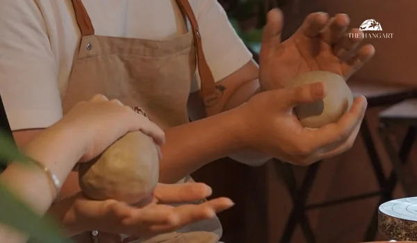 Nhào đất làm gốm thủ công