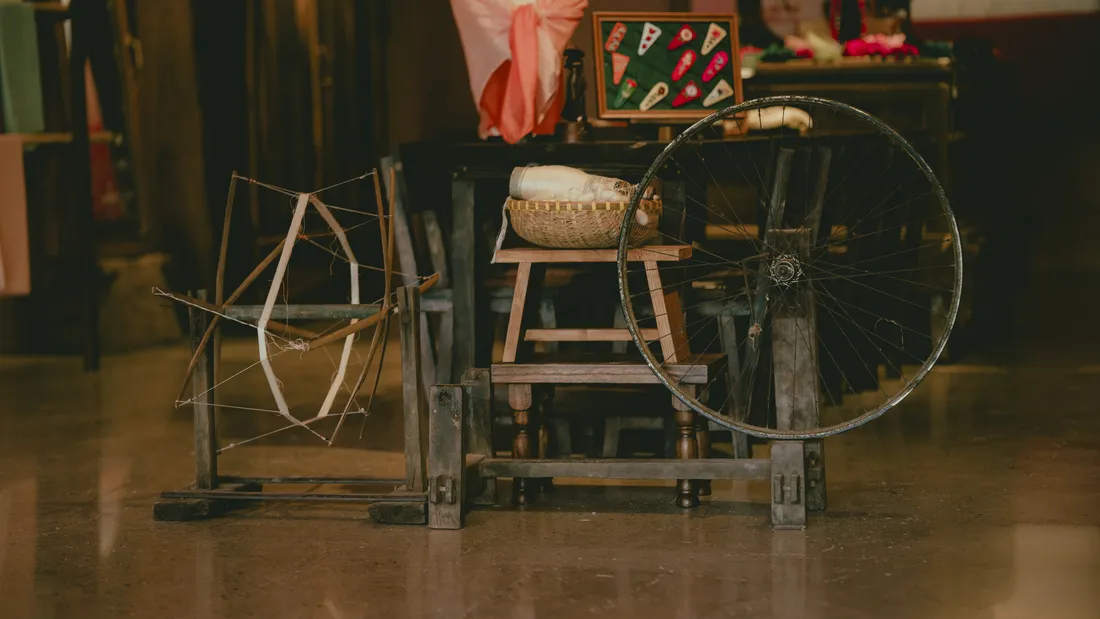 Traditional silk spinning machine
